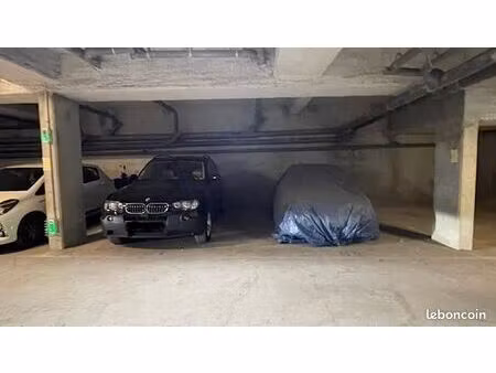 place de parking pmr 17m²