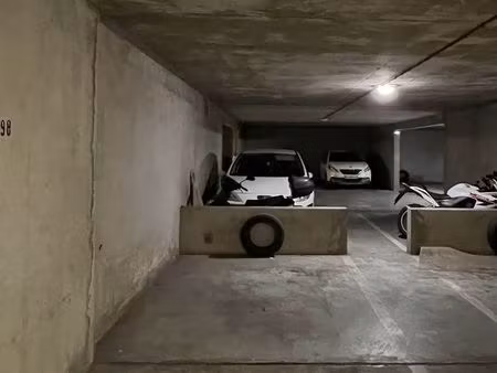 a vendre  place de parking sécurisée  au grand parc