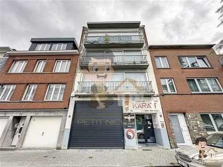 rez commercial avec 3 appartements entièrement rénovés !