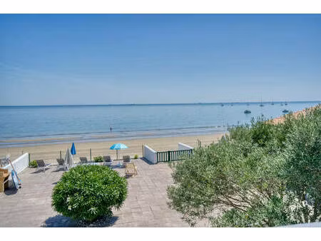 avec une vue sur l'océan et un accès direct à la plage de sable fin depuis la terrasse  le