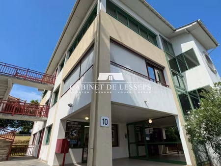 local bureau 65m2 aménagé en 3 espaces  très lumineux et central + 2 parkings