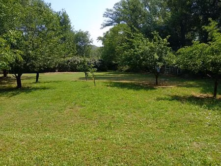 terrain non constructible en bordure de rivière de 8266 m2 - entrecasteaux