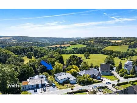 spacieux bungalow avec garages et jardin  endroit verdoyant