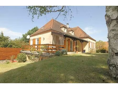 maison de ville rénovée  dans un quartier calme et à proximité des commerces de gourdon.