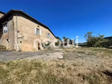 maison pierres dorées avec vue et dépendances