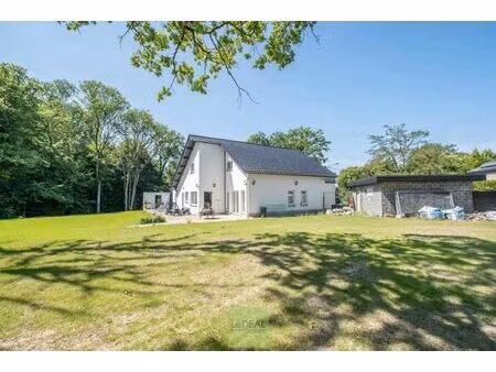 villa 3ch/2 garages/terrasse/jardin/peb c