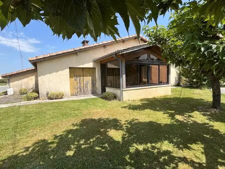maison avec 2 logements  garage  et hangar et petit jardin