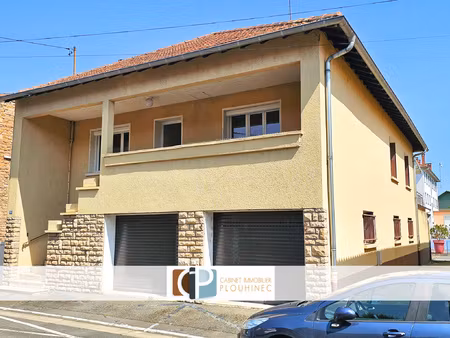 maison de ville avec grande terrasse et garages.