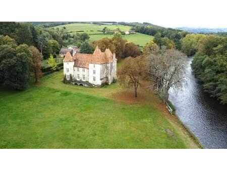 château m.h. avec chapelle  maisons annexes et parc de 14 ha