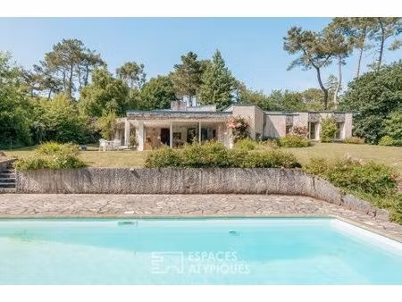 maison d'architecte avec piscine au coeur du bois du vincin