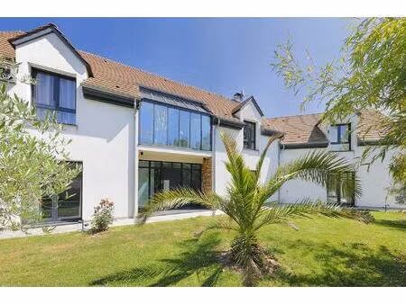 maison d'architecte avec piscine et jardin paysager