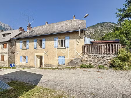 à vendre maison composée de plusieurs logements aux thuile