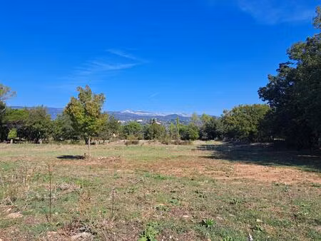 trés beau terrain plat