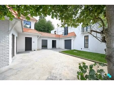 toonzaal of bureelruimte met riante opslagruimte in hartj...