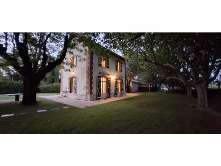 location maison 5 pièces 126 m² à esparron (83560)  1 890 €