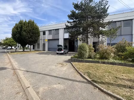 local d'activités en très bon état à vendre avec une visibilité sur l'autoroute a15 à osny