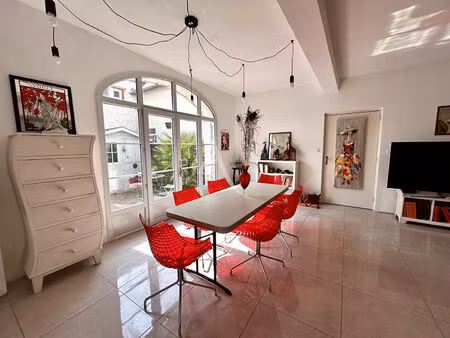 maison de ville aux volumes remarquables  3 chambres