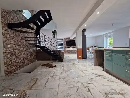 apach  maison f5 d' env 165m2 rénover  grand sejour 3 chambres  garage  jardin  piscine