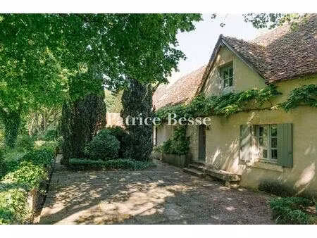 dans le berry  une propriété d'agrément avec une chasse de 60 ha  composée de plusieurs...