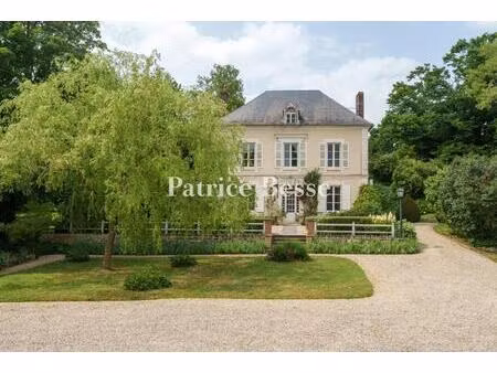 à 2 h de paris  à l'orée d'un village bourguignon  une élégante maison de maître  entourée