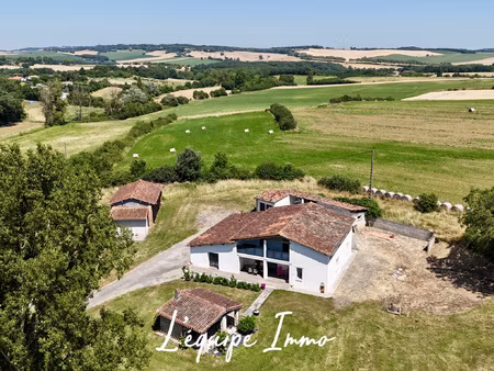 maison t6 terrain de plus d'un hectare dependances