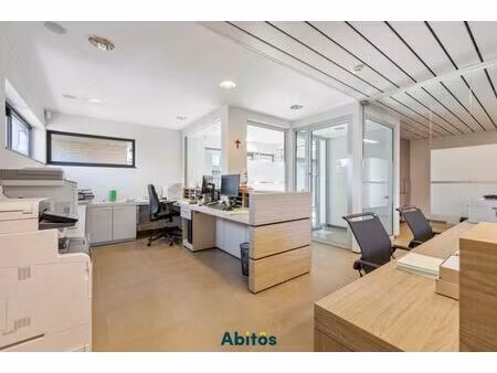 commercieel gelegen handelspand of kantoorruimte in het h...