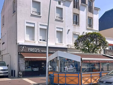 local commercial avec mur et logement sur saint gilles croix de vie