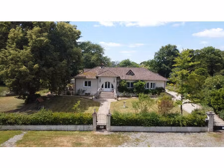 haute vienne - magnifique propriété avec 4 chambres  une piscine et plus d'un hectare de t