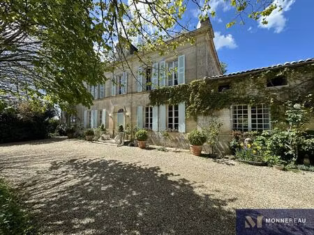 fantastique demeure saintongeaise avec etang naturel et gïtes