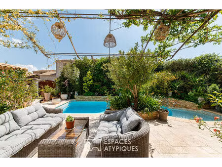 maison de charme avec piscine et jardin confidentiel au coeur de luynes