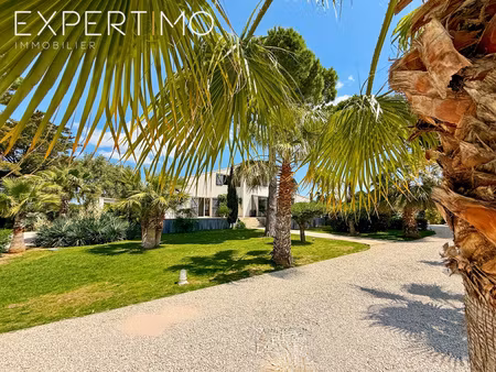 propriété de 457 m2 + piscine avec pool house + 4 garages sur 5500 m2.