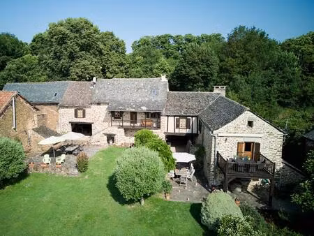 maison en pierre avec grande maison d'amis et piscine