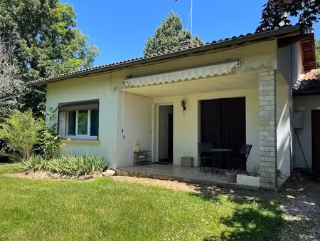 a proximité du centre du village  jolie maison de plain-pied avec jardin clos