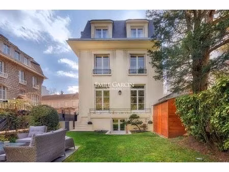 maison de 7 pièces de luxe en location à neuilly-sur-seine  île-de-france