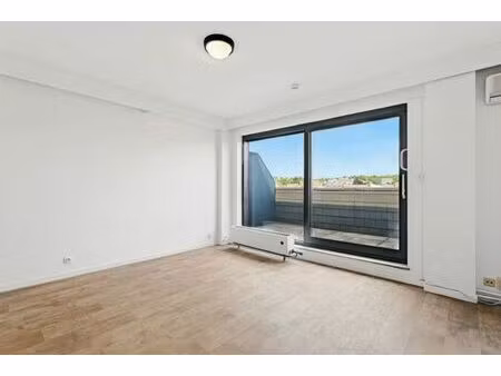 bel appartement rénové dans une seigneurie du centre-ville