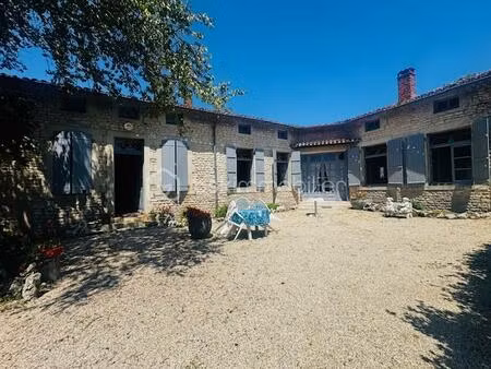 maison en pierre de 162 m² à salles-de-villefagnan