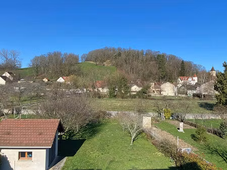 maison familiale avec jardin clos et dépendance aménageable à montmorot (39570)