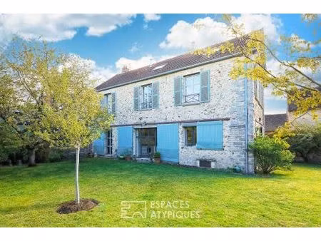 maison de charme en pierre et son jardin fleuri