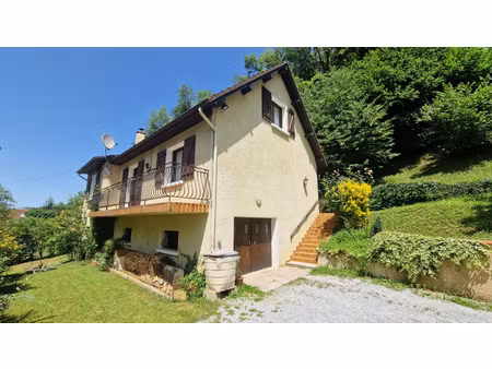 belle maison traditionnelle sans vis à vis dans un écrin de verdure.