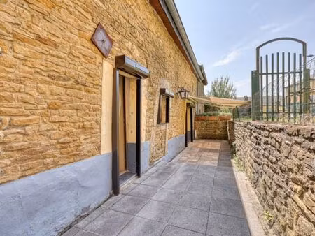 jolie maison en pierre du pays