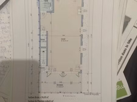 loue terre de haut terrain nu commercial 1500/ mois situé à 25m de la mairie