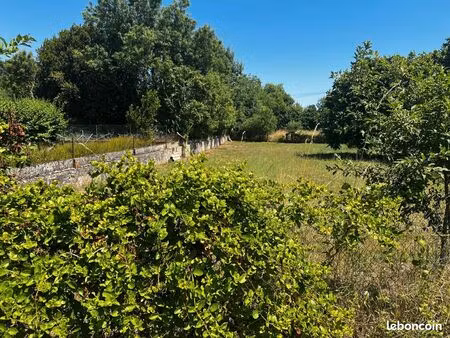 terrain constructible avec bâtiment ancien