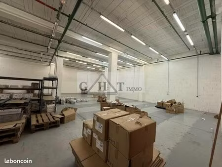 local industriel 744 m²