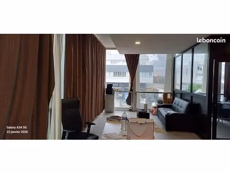 a louer bureaux lumineux 65m2 climitsé grande fenetres avec bureau de direction indépendan