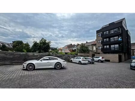 emplacement de parking au centre de tubize