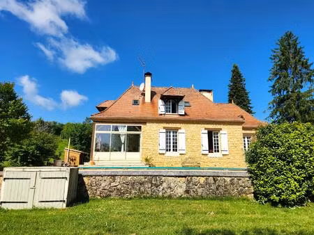 maison périgourdine avec dépendances  étang et piscine