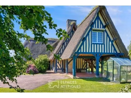 noble chaumière dans un parc traversée par un cour d'eau