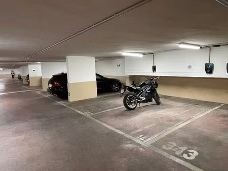 emplacement de parking souterrain avec borne de recharge