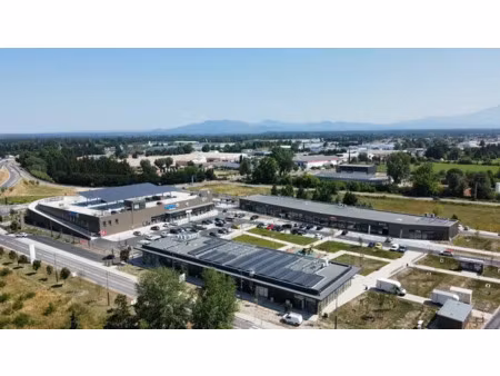 à louer - local com 856 m² + rooftop - monteux