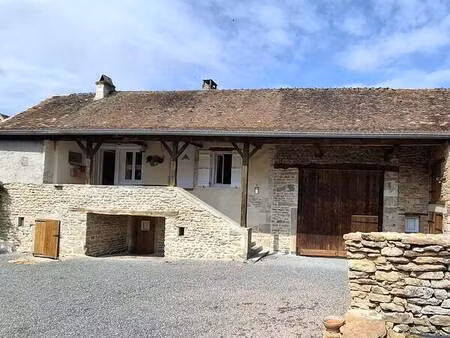 maison typique en pierre avec ses dépendances